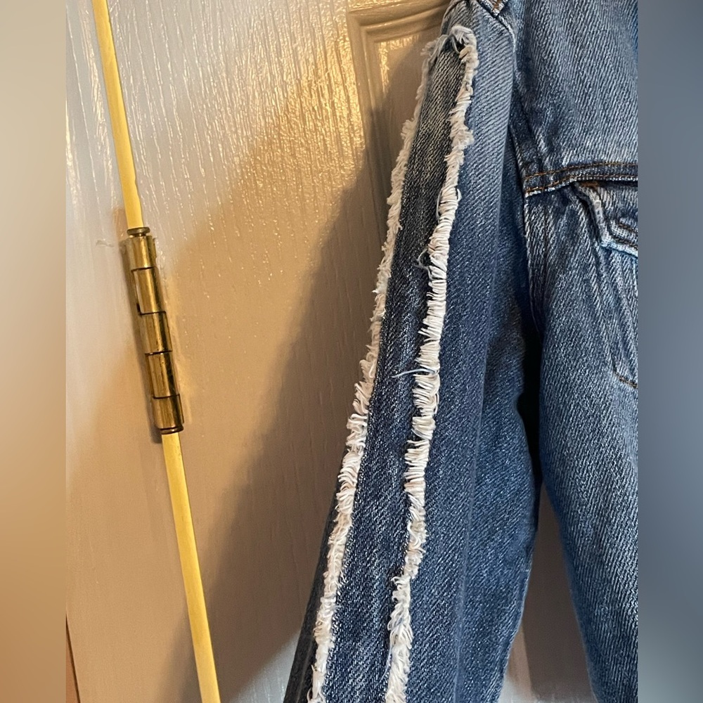 Kancan Los Angeles Distressed Jean Jacket with Frayed Bottom. 100% Cotton. - Picture 13 of 15